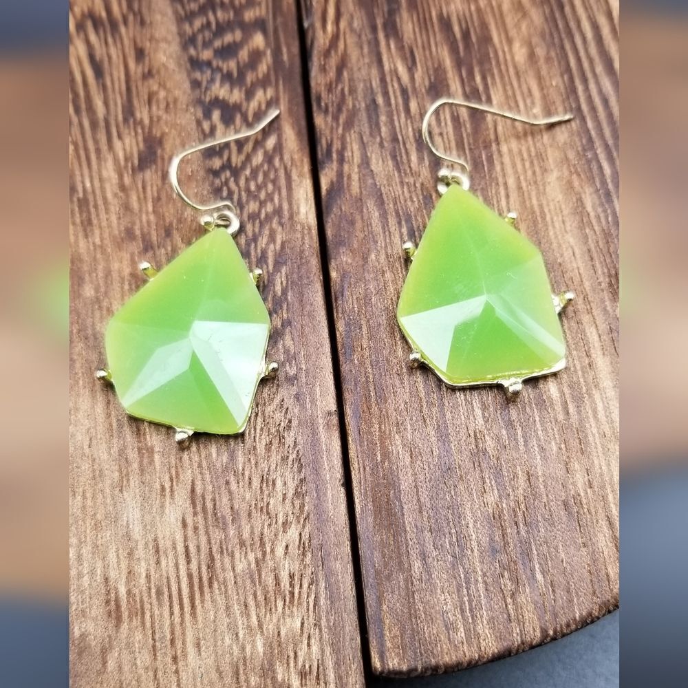 Lilly pond green drop earrings E0340